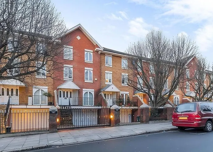 Spacious 2-Bedroom Townhouse With Garden & Patio