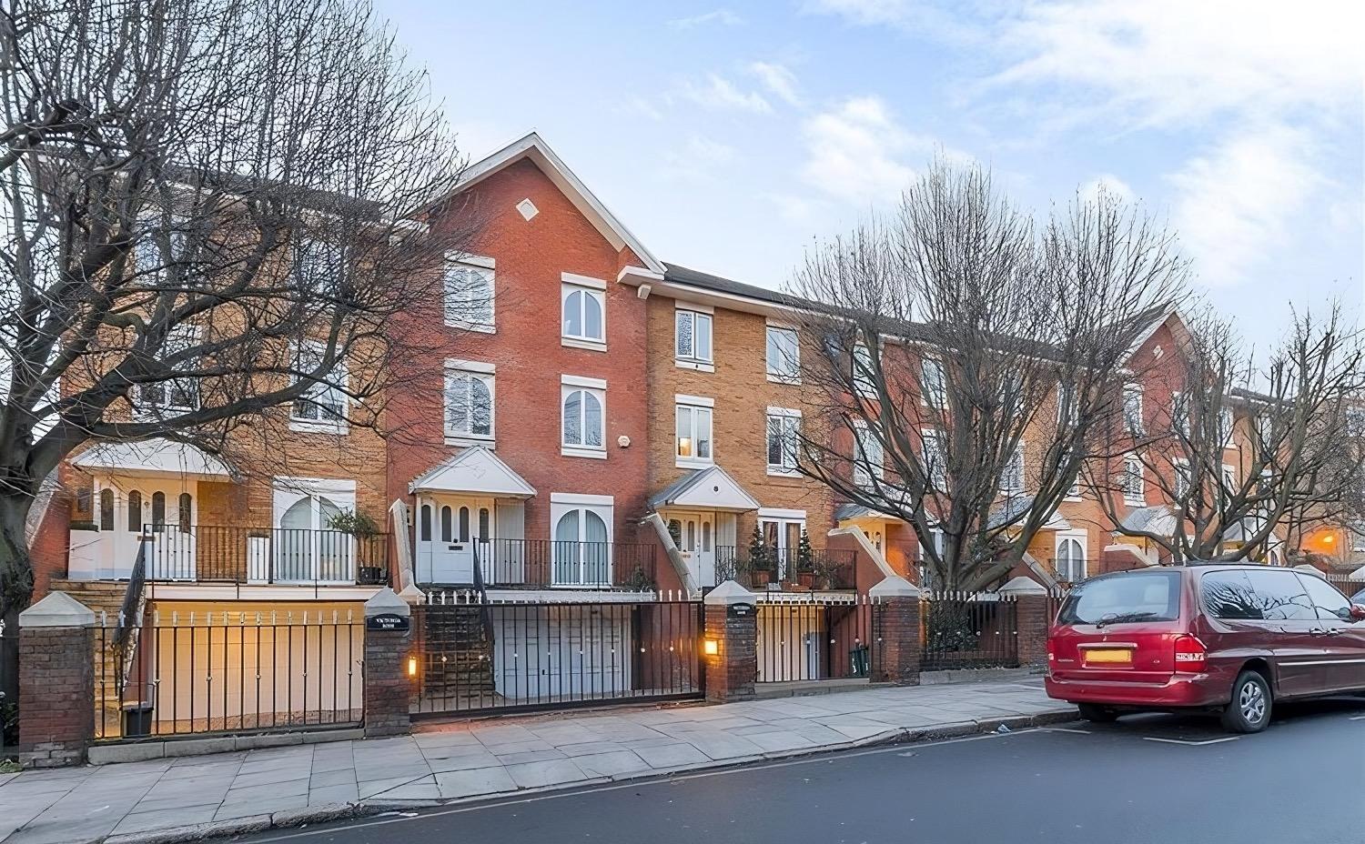 Spacious 2-bedroom Townhouse With Garden & Patio Holiday home London
