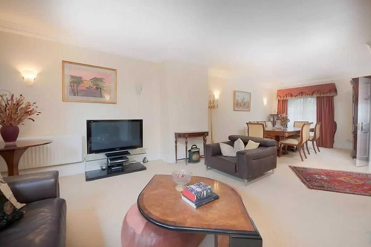 Spacious 2-bedroom Townhouse With Garden & Patio *