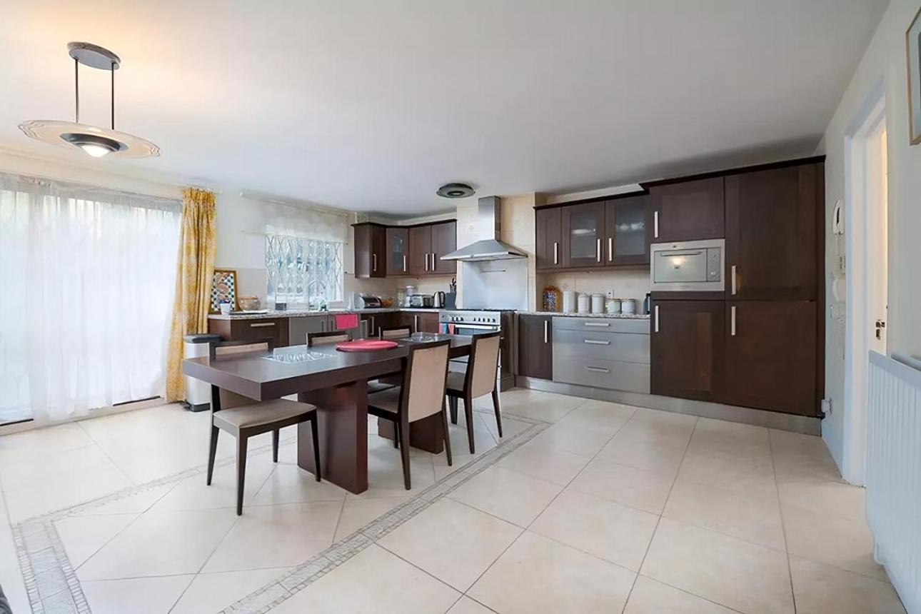 Holiday home Spacious 2-bedroom Townhouse With Garden & Patio London